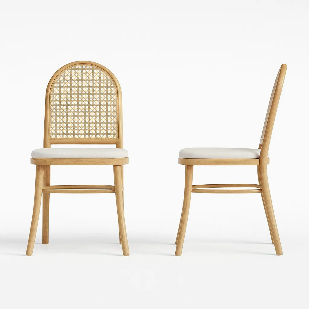 Sedia in legno con schienale in rattan e seduta in tessuto bianco